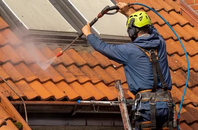 Démoussage et hydrofuge de toiture à Arromanches-les-Bains